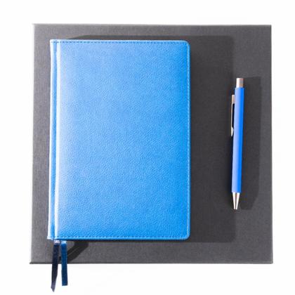 Набор ежедневник недатир. A5 Nanda синий+ручка шарик/автомат "Straight Gum" синий, подарочн. упак. черный