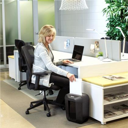 Уничтожитель Fellowes® PowerShred® LX41, DIN P-4, 4х12мм, 8лст., 17лтр.,уничт.: скобы,скр., пл.карты,