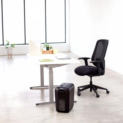 уничтожитель Fellowes® Powershred® LX65 (DIN P-4, 4х40мм, 10лст., 22лтр., SafeSense™, скобы/скрепки/пл.карты)