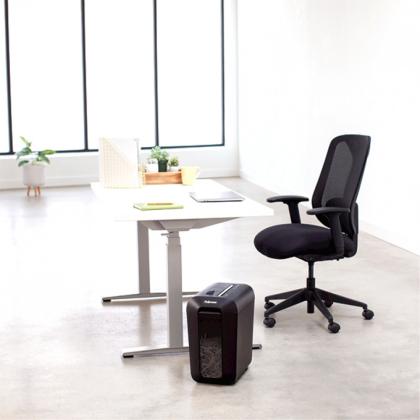 уничтожитель Fellowes® Powershred® LX65 (DIN P-4, 4х40мм, 10лст., 22лтр., SafeSense™, скобы/скрепки/пл.карты)